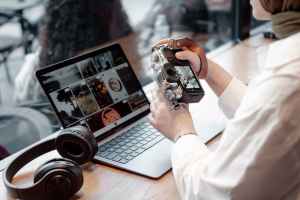 What are the permitted business activities in Rakez?