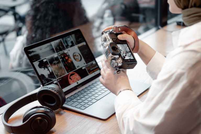 What are the permitted business activities in Rakez?