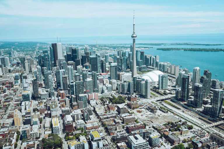 Which factors determine the best location for a RAKEZ business setup?