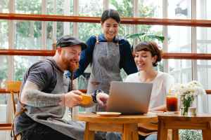 What is the role of a local sponsor in Rakez business setup?