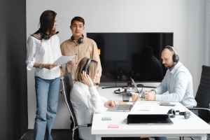 What are the available business support services in Rakez?