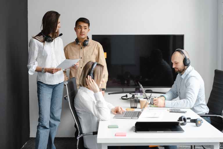What are the available business support services in Rakez?