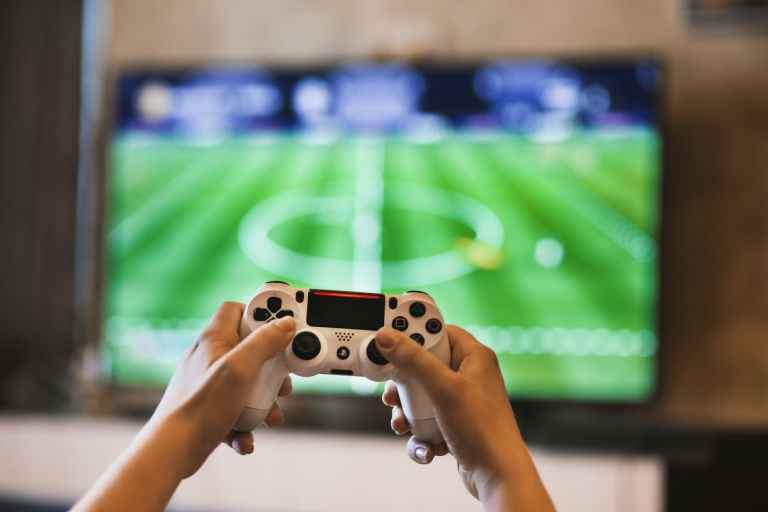 What are the requirements to participate in e-gaming events in Shams?
