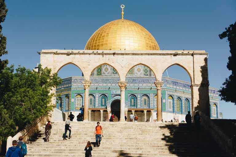 What are the benefits of Islamic banking in UAE?