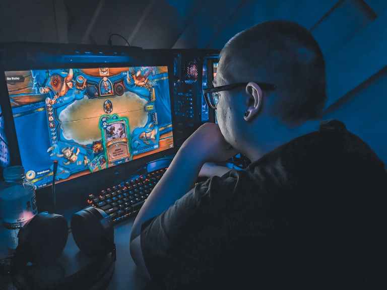 What are the challenges faced by e-gamers in Dubai?