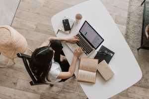How to determine the cost of hiring consultants in Dubai?
