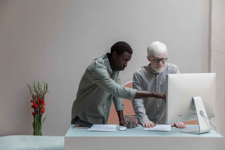 What are the qualifications and expertise required for consultants in Dubai?