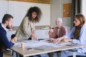How to manage the timeline and deliverables with consultants in Dubai?