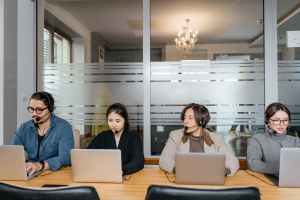What are the available business support services in DMCC?