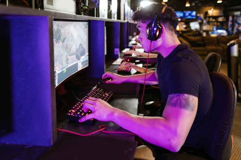 What are the ways to find e-gaming communities in Meydan?