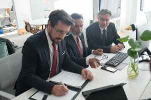 Which banks offer offshore banking services in UAE?