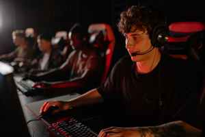 What factors to consider when selecting the right e-gaming equipment in Meydan?