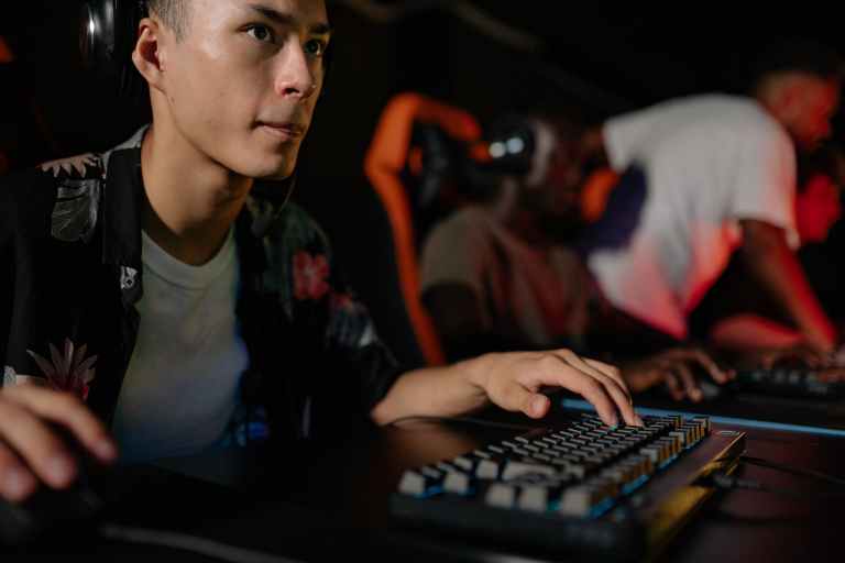 What are the key features of e-gaming tournaments in Dubai?