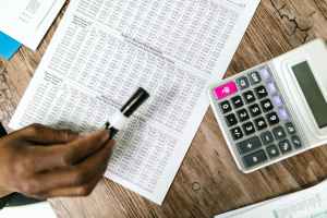 Which types of businesses can benefit from tax incentives in Hamriyah Free Zone?