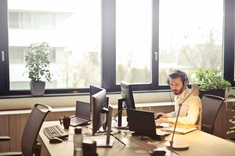 How to hire a pro services provider in Dubai?